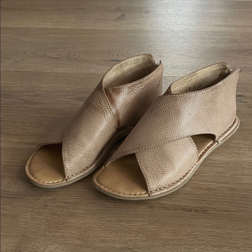 b.o.c. Women's Tan Bria Leather Sandals